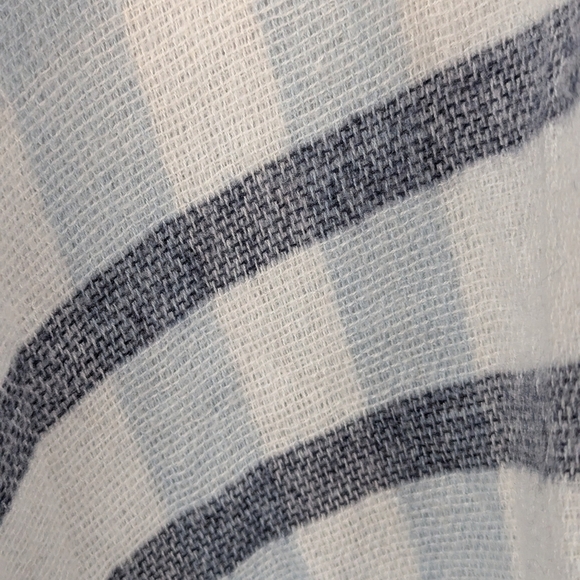 Banana Republic shawl one size fits most in blue/light blue/white - Picture 4 of 8